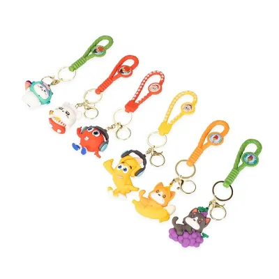 Chaveiro em plástico com formato inspirado em desenhos estilizados. Possui correia plástica, argo...