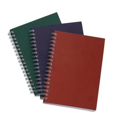 Caderno com capa kraft colorida e espiral prata metálico