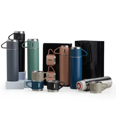 Kit composto por uma garrafa térmica de 450 ml e duas tampas xícaras