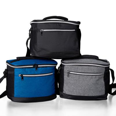 Bolsa Térmica de 10 litros é uma opção espaçosa e funcional. Equipada com bolsos externos para co...
