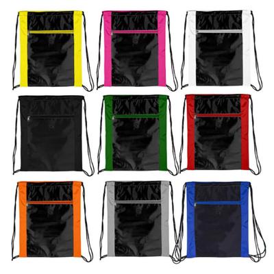 Mochila tipo saco em nylon, com bolso frontal com zíper, saída para fone de ouvido e alças de cor...