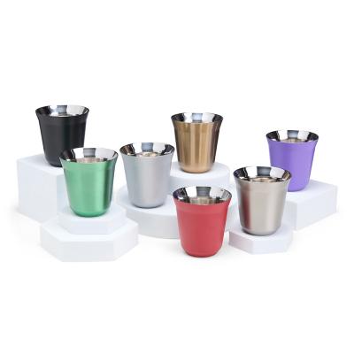 Copo térmico de 150ml é feito em inox com parede dupla, mantendo a temperatura da bebida por mais...