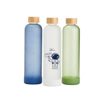 Garrafa de vidro borossilicato de 1 litro é perfeita para manter-se hidratado(a) ao longo do dia....