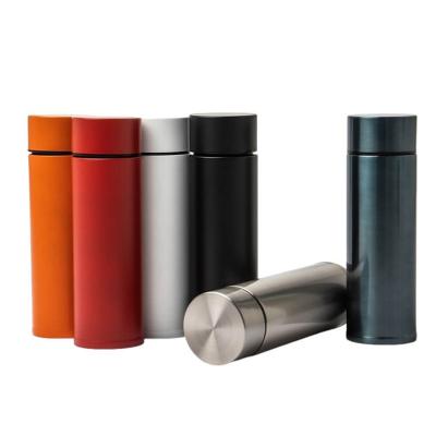 Garrafa térmica de 320ml é perfeita para quem busca conveniência e estilo. Feita em aço inoxidáve...