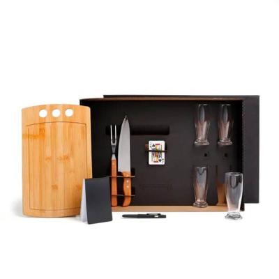 Kit para churrasco/cerveja/truco; Acompanha tábua com três furos em bambu; Faca 8'' e garfo em ba...