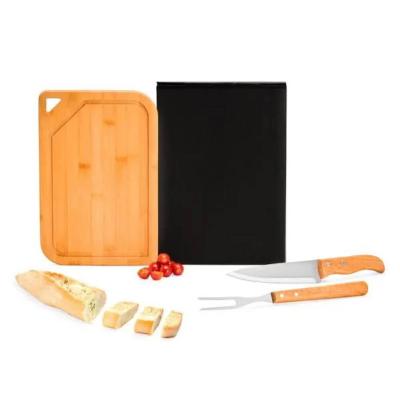 Kit para Churrasco. Composto por tábua em Bambu; faca 7“ e garfo em Madeira/Inox. Como cortesia, ...