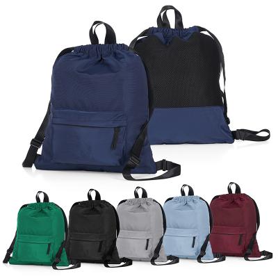 Mochila saco em poliéster com detalhes em nylon. Contém bolso de zíper na parte frontal, alça de ...