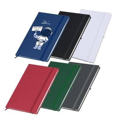 Caderneta em percalux com porta caneta, marcador de página em cetim e fita elástica para fechar. ...