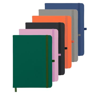 Caderneta tipo moleskine emborrachado com porta caneta em nylon, marcador de página em cetim e fi...