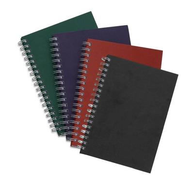 Caderno com capa kraft colorida e espiral prata metálico. Possui aproximadamente 98 folhas branca...