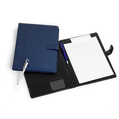 Organização impecável com estilo profissional. Nossa pasta executiva, feita em couro sintético de...