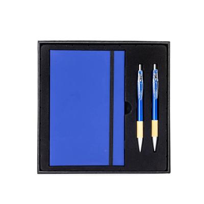 Kit executivo com três peças, composto por uma caderneta, uma caneta e uma lapiseira. A caderneta...