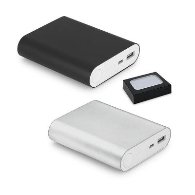 Bateria portátil em alumínio com capacidade de 8.000 mAh, perfeita para quem precisa de energia e...