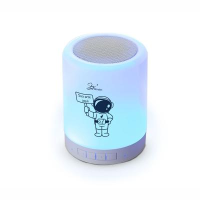 Caixa de Som Multimídia com Luzes é um produto moderno e versátil. Feita em material plástico res...