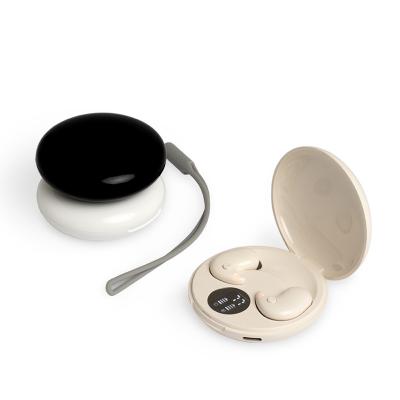 Fone de ouvido bluetooth vem com um botão para comandos e um case carregador com display de bater...