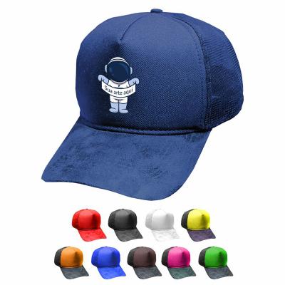 Boné modelo Trucker bordado, feito em algodão e poliéster, ideal para quem busca conforto e estil...