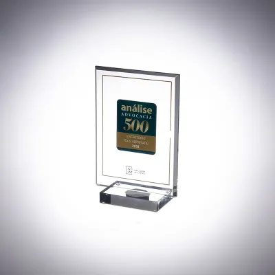 Troféus de acrílico personalizados da AD Plastic, celebrando parcerias e sucessos com design exclusivo para a Análise Advogacia 500