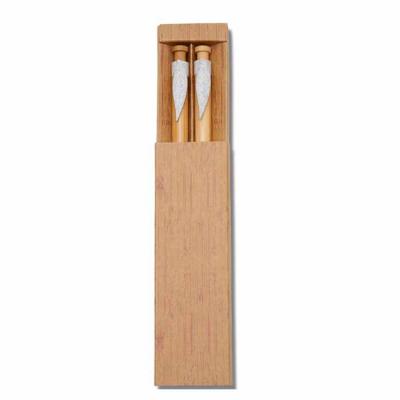 Imagem Promocional - Conjunto caneta e lapiseira de bambu em estojo de papel. Caneta e lapiseira com detalhes plásticos e clip em formato de folha, aciona por clique.