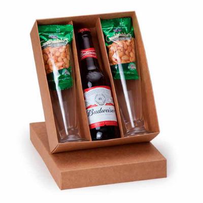 Kit cerveja Budweiser com copos e amendoim em caixa presente