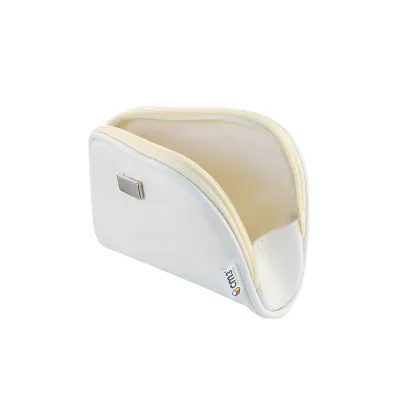 Necessaire produzida em material sintético