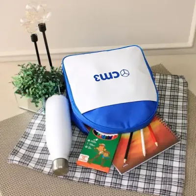 Produzida em poliéster