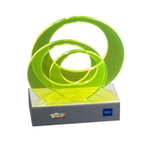 Troféu modelo “Telefonica” c/ corpo recortado no formato de 3 círculos em acrílico verde fluorescente