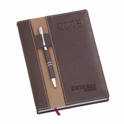 Agenda diária personalizada com porta-caneta na capa e fita de cetim