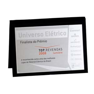 Placa de aço, com acabamento personalizado em veludo.