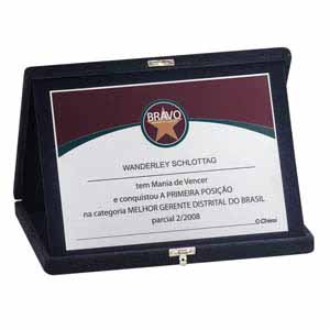 Placa de aço com estojo com aba e acabamento personalizado.