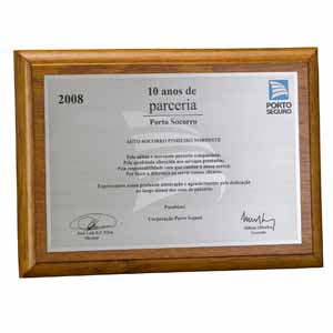 Placa de aço e madeira, com envelope de veludo.