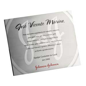 Placa confeccionada em aço escovado, com acabamento em acrílico.