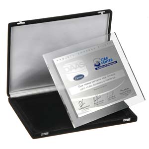 Placa em aço escovado com polido, acrílico cristal e estojo de veludo.