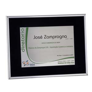 Placa de agradecimento em aço inox, com acabamento em veludo.