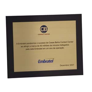 Placa de agradecimento em latão com verniz cristal.