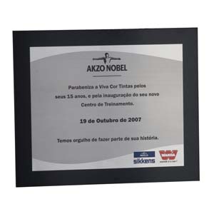 Placa de homenagem em aço inox, com gravação personalizada.