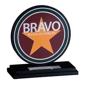 Troféu personalizado com corte a laser, placa de aço e base dupla.