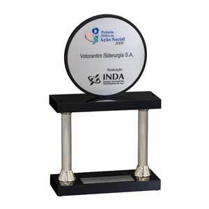 Troféu com corpo de acrílico e aplicação de placa de aço.