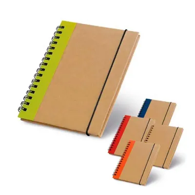 Caderno capa dura. Cartão. Com 60 folhas não pautadas de papel reciclado. 105 x 145 mm.