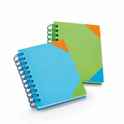 Caderno. Cartão. 60 folhas pautadas brancas. 80 x 100 mm