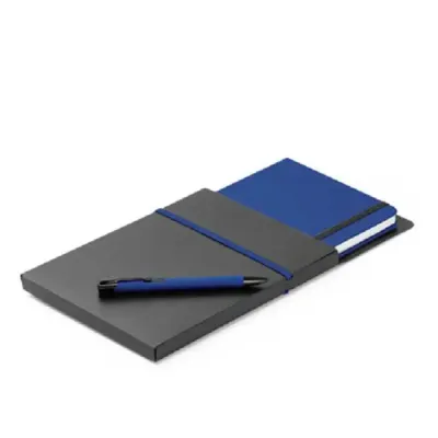 Kit de caderno e esferográfica. C. sintético. Com 80 folhas não pautadas. Fornecido com caixa pre...