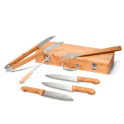 Kit churrasco. Aço inox e bambu. 6 peças em estojo de bambu. Food grade. Estojo: 455 x 160 x 65 mm.