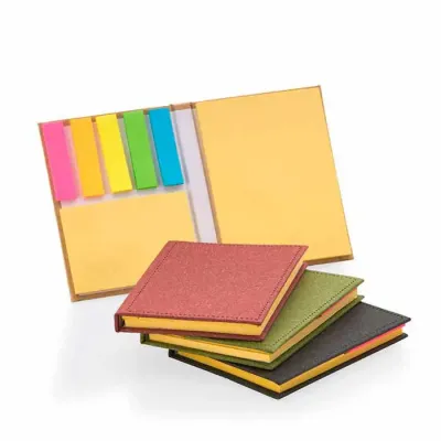 Bloco de anotações com capa dura, sticky notes e miolo sem pauta na cor amarela. Dimensão Produto...