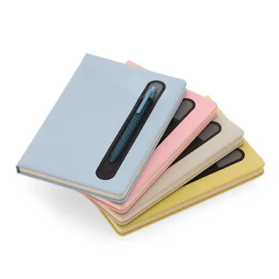 Caderno de anotações com suporte para caneta, capa dura em material sintético, miolo 80 folhas pa...
