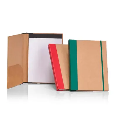 Pasta A4, capa dura em papel kraft, com bloco de anotações e elástico.