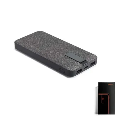 A TRENCHER é uma bateria portátil forrada a tecido numa estrutura em ABS com acabamento em borrac...