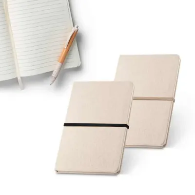 Caderno capa dura. Linho 230 g/m². Cantos redondos. 96 folhas pautadas. 140 x 210 mm.