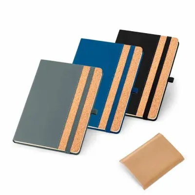 Caderno capa dura. Cortiça e PU. 96 folhas pautadas cor marfim. Suporte para esferográfica e band...