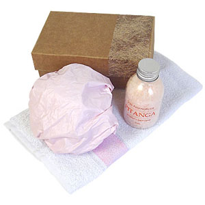 Crazy Ideas - Conjunto personalizado para banho com embalagem, touca de banho rosa, toalha de lavabo com detalhe rosa e sais de banho roma rosa.