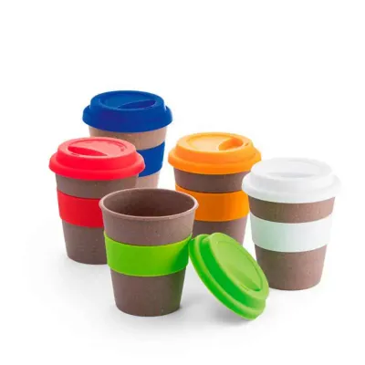 Copo de viagem. Fibra de bambu e PP. Com tampa e banda em silicone. Capacidade: 390 ml. Food grad...