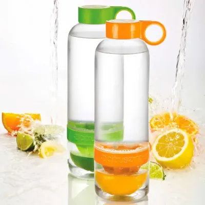 Garrafinha personalizada para infusão de frutas